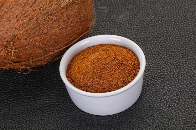 Brązowy cukier kokosowy w misce