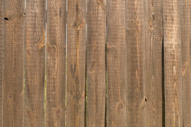 Brązowy drewniany płot wykonany z desek ogrodzeń ulicznych