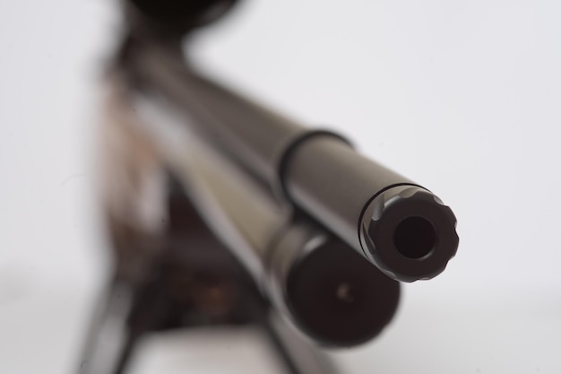 Zdjęcie brązowy drewniany wiatrówka na strzelnicę z celownikiem optycznym na białym tle