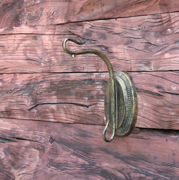 brązowy haczyk na drewnianej ścianie