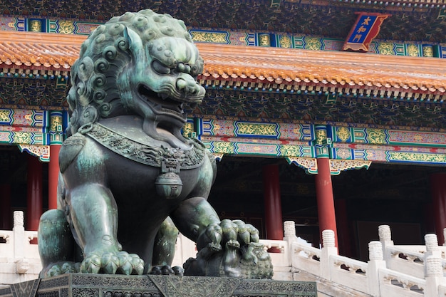 Brązowy lew przed salą Najwyższej Harmonii w Pekinie Zakazane Miasto