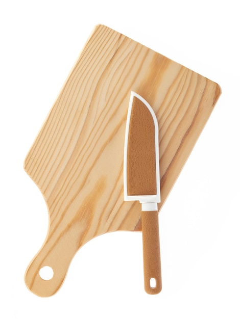 Brązowy nóż z brązową pochwą noża na drewnianej desce do krojenia