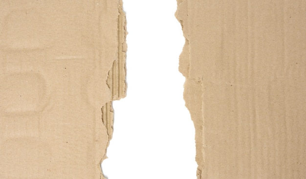 Brązowy papier z pudełka, podarta krawędź na białym tle, kopia przestrzeń, z bliska