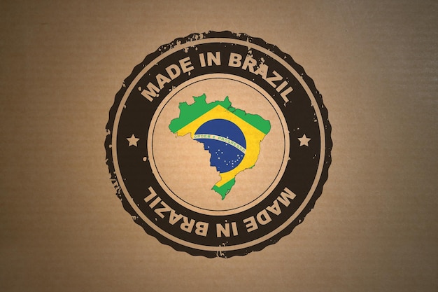 Brązowy papier z w środku znaczkiem w stylu retro Made in Brazil zawiera mapę i flagę Brazylii