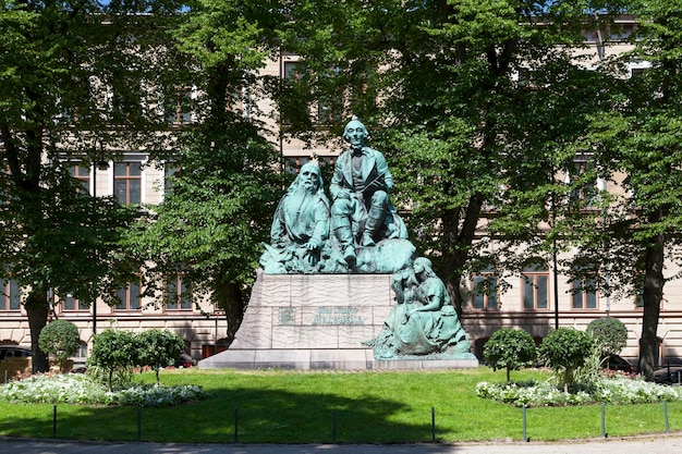 Brązowy posąg Eliasa Lonnrota w Helsinkach