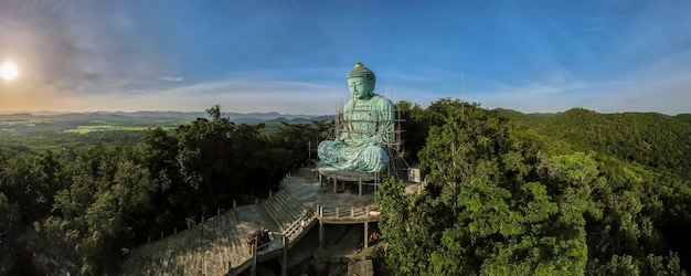 Brązowy posąg "Wielkiego Buddy" (Daibutsu) w buddyjskiej świątyni Wat Doi Phra Chan-in w mieście Mae Tha w prefekturze Lampang, Tajlandia.