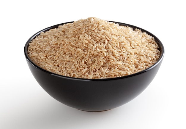 Brązowy ryż w czarnej misce na białym tle ze ścieżką przycinającą