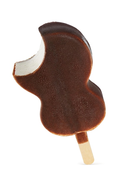 Brązowy ugryziony czekoladowy lody popsicle na białym tle