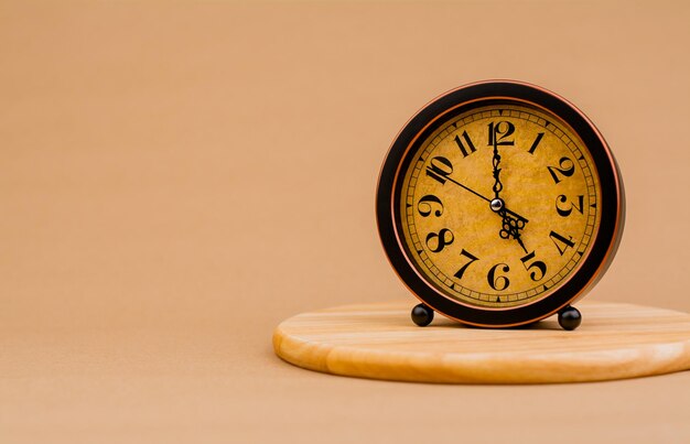 Brązowy vintage budzik Zdjęcie stacjonarnego zegara koncepcja czasu i jak czas działa