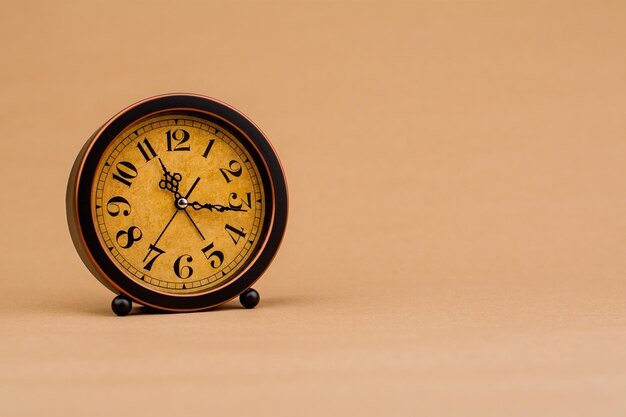 Brązowy vintage budzik Zdjęcie stacjonarnego zegara koncepcja czasu i jak czas działa