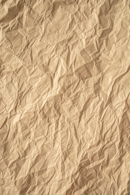 Brązowy zmięty papier z bliska tekstury tła pionowe