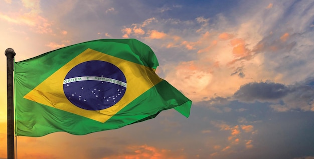 Brazylia macha flagą i tle nieba.