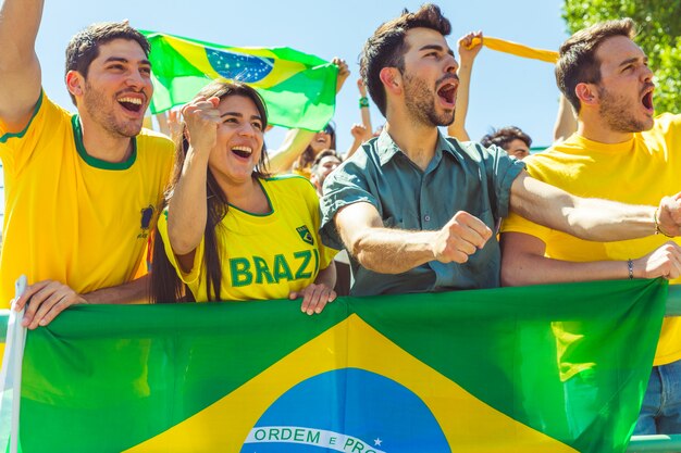 Brazylijscy kibice świętujący na stadionie z flagami