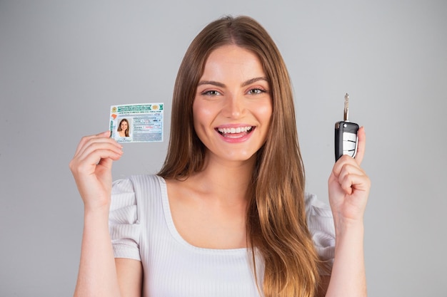 Brazylijska blondynka trzymająca prawo jazdy i kluczyk samochodowy