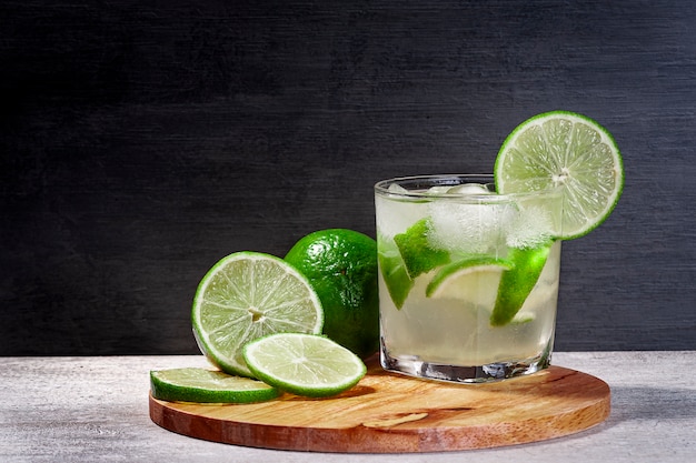 Brazylijska caipirinha z przodu z kawałkami cytryny