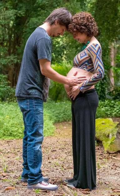 Brazylijska czuła para w ciąży dotyka brzucha