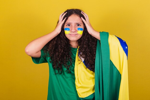 Brazylijska dziewczyna Kaukaska fanka piłki nożnej martwi się niespokojną niepewnością Ręce na twojej głowie
