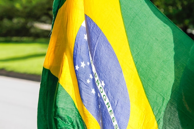 Zdjęcie brazylijska flaga na zewnątrz w słoneczny dzień w rio de janeiro