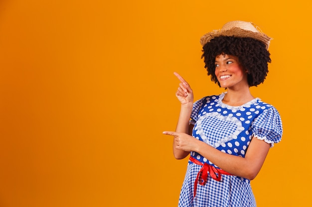 Brazylijska Kobieta Afro Nosząca Typowe Ubrania Na Festa Junina Na żółto