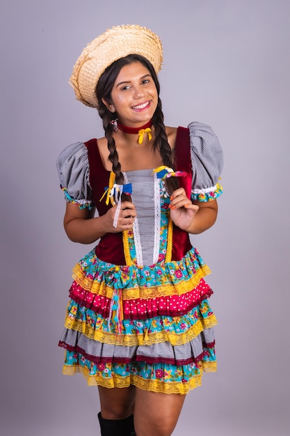 Brazylijska kobieta odziewa od festa junina arraial festa de sao joao Pionowy portret