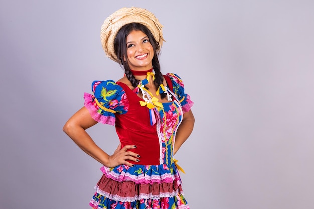 Zdjęcie brazylijska kobieta w ubraniach z festa de sao joao festa junina poziome zdjęcie pozuje do zdjęcia