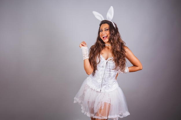 Brazylijska kobieta z króliczkiem odziewa pozowanie do fotografii sexy