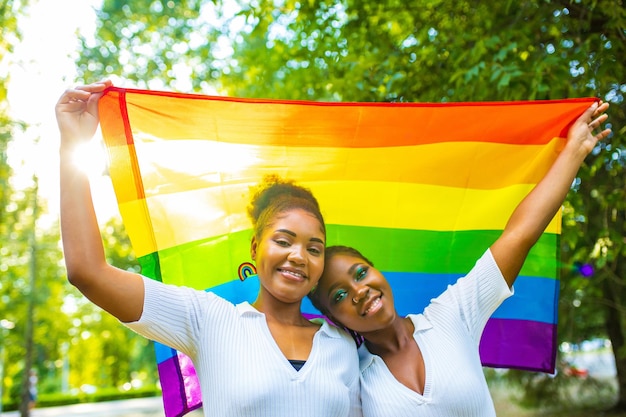 Brazylijska para lesbijek w białej sukni spędza razem czas świętując zaręczyny w letnim parku na świeżym powietrzu