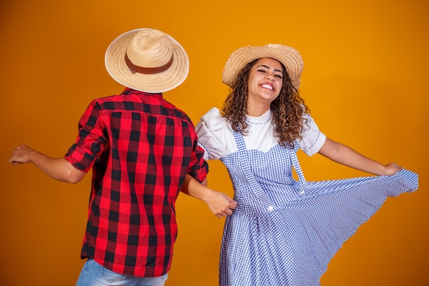 Brazylijska Para Ubrana W Tradycyjne Stroje Na Festa Junina