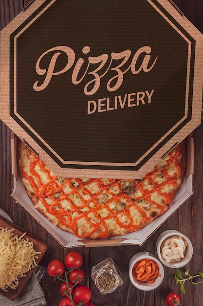 Brazylijska pizza z sześcioma rodzajami serów, mozzarellą, provolone, parmezanem, catupiry, cheddarem i gorgonzolą w pudełku dostawczym (Pizza seis queijos) - Widok z góry.