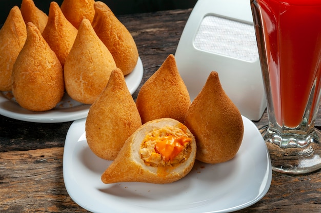 Brazylijska przekąska coxinha, suszone mięso z cheddar