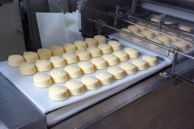 Brazylijska przekąska, tradycyjny chleb serowy z Minas Gerais - pao de queijo, maszyna do robienia sera