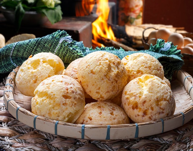 Brazylijska przekąska, tradycyjny chleb serowy z Minas Gerais - pao de queijo