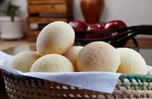 Brazylijska przekąska, tradycyjny chleb serowy z Minas Gerais - pao de queijo