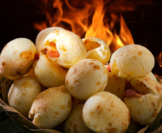 Brazylijska przekąska, tradycyjny chleb serowy z Minas Gerais - pao de queijo