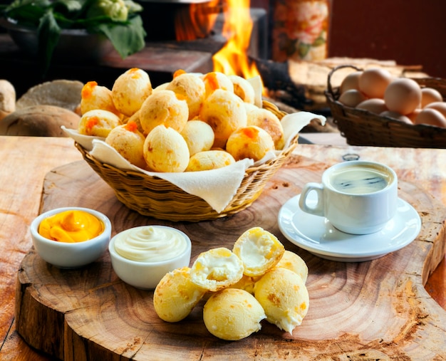 Brazylijska przekąska, tradycyjny chleb serowy z Minas Gerais - pao de queijo