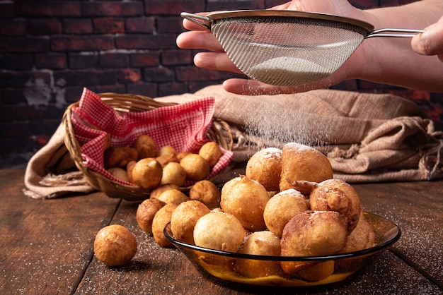 Brazylijska słodka bolinho de Chuva posypana cukrem, rustykalne drewno