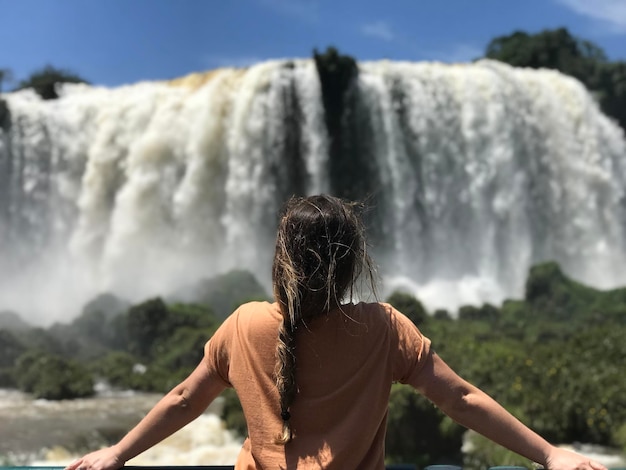 Brazylijska turystka w wodospadach Iguassu