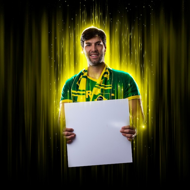 Brazylijski fan trzymający białą pustą tablicę