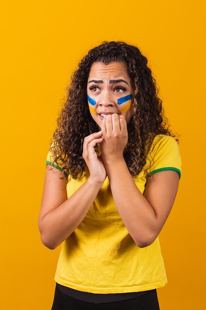Brazylijski Kibic Podekscytowany I Zdenerwowany Grą Na żółtym Tle