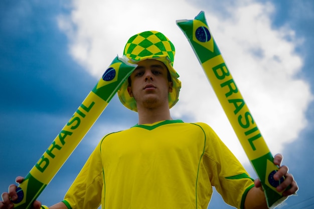 Brazylijski kibic świętujący i dopingujący reprezentacji Brazylii na Mistrzostwach Świata