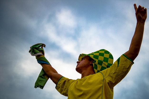 Brazylijski kibic świętujący i dopingujący reprezentacji Brazylii na Mistrzostwach Świata