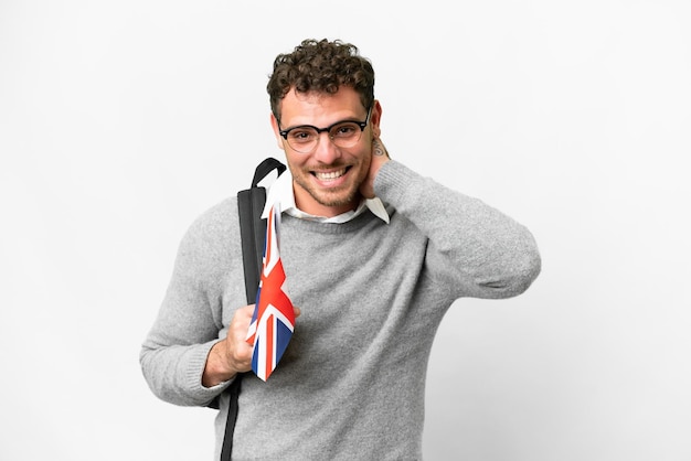 Brazylijski mężczyzna trzymający flagę Wielkiej Brytanii nad odizolowanym białym tłem śmiejąc się