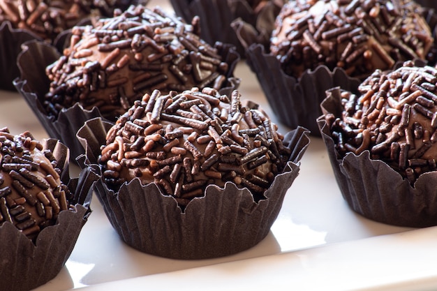 Brazylijski tradycyjny słodki brigadeiro bliska widok.