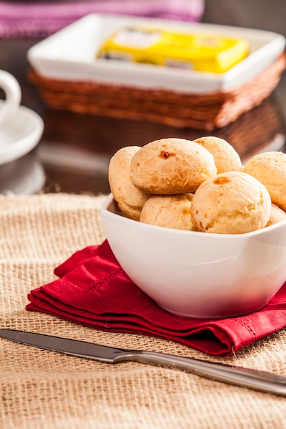 Brazylijskie bułeczki serowe, pão de queijo