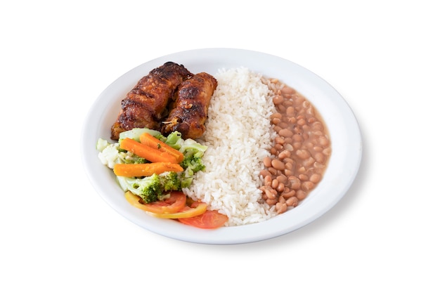 Zdjęcie brazylijskie danie executive z pieczonym kurczakiem, ryżem, fasolą, marchewką, pomidorami i brokułami. białe tło.