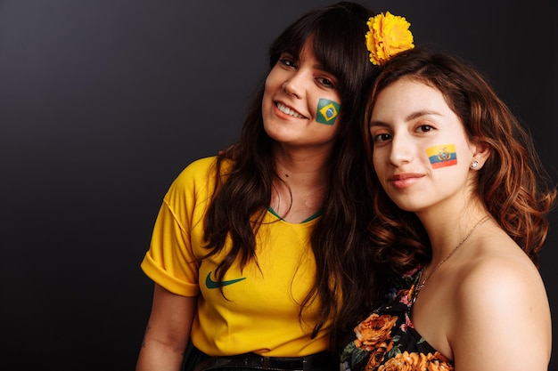 Brazylijskie i ekwadorskie panie ze sztuką ciała na twarzach czekające na zaskoczone Kolorowe malowanie Selektywne skupienie