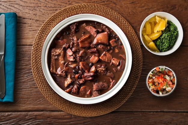 Brazylijskie jedzenie Feijoada. Widok z góry.