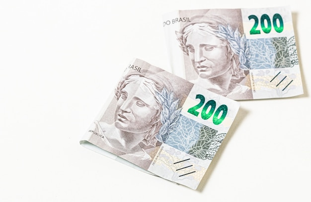 Zdjęcie brazylijskie realne banknoty na białym tle dla brazylijskiej koncepcji gospodarki i finansów