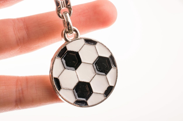 Zdjęcie breloczek w kształcie piłki nożnej w dłoni