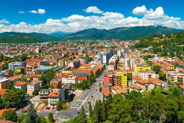 Brescia, Włochy: Panorama miasta z lotu ptaka. Piękny letni krajobraz. Pejzaż miejski z kolorowymi domami